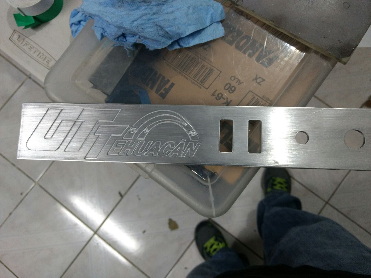 Maquinados y ensambles en acrílicos, maderas y metales.